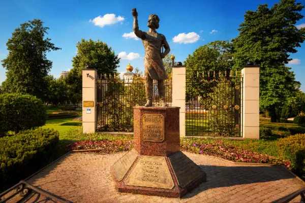 Памятник Левше - скульптура легендарного тульского мастера, подковавшего блоху