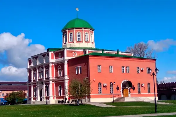 Историческое здание Музея оружия в Тульском кремле - экспозиция холодного и огнестрельного оружия