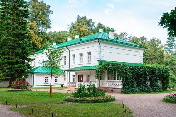Музей-усадьба Ясная Поляна - родовое имение Льва Толстого в 14 км от Тулы
